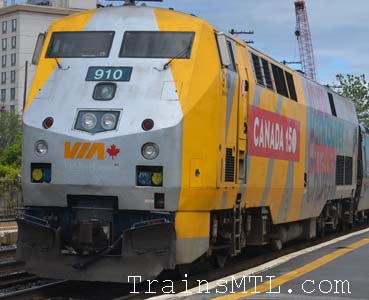 Locomotive VIA910 left side with Canada 150 colors / coté gauche avec couleurs Canada 150
